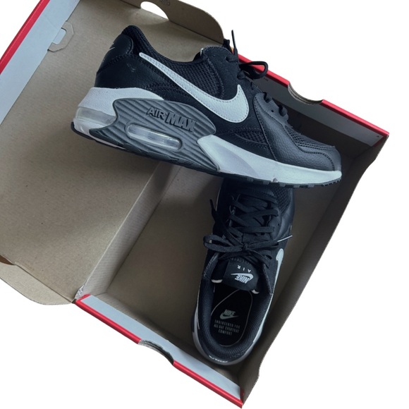 Nike Air Max Excee sneaker, women’s SZ9 men’s SZ 7, EU 40, unisex, black & white - Picture 5 of 6